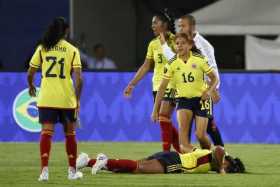 Jugadoras de Colombia reaccionan al perder en la final de la Copa América Femenina ante Brasil en el estadio Alfonso López en Bu