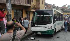Bus colectivo chocó contra un poste en Villamaría 
