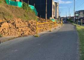 La tierra que cubre el andén en la Avenida el Libertador.