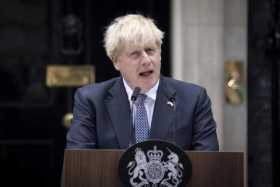 El primer ministro británico, Boris Johnson, al anunciar su dimisión como líder del Partido Conservador en Downing Street, Londr