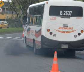 Buses de servicio público emiten humo negro.