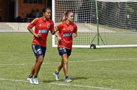  Las futbolistas colombianas Mónica Ramos (i) y Daniela Montoya, participan en un entrenamiento hoy en Bucaramanga