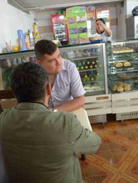 En la panadería de Carlos Sandoval (de frente) se llevó a cabo la devolución del maletín.