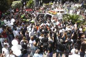Seguidores del cantante Darío Gómez acompañan el paso de la caravana fúnebre que lleva sus restos mortales rumbo a Iglesia Santa