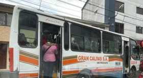 Pasajeros de Metrocafé en las puertas del vehículo.