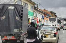 Trancones en Villamaría por cierre de vía.