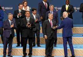 Asistentes aplauden luego de la foto oficial de la novena Cumbre de las Américas, en el Centro de Convenciones de Los Ángeles, C