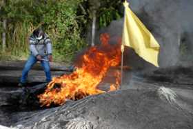 Foto | EFE | LA PATRIA    Llantas quemadas y bloqueos en vías hacen parte de la manifestación.