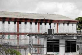 Vista exterior del pabellón 8 de la cárcel de Tuluá en cuyas ventanas se evidencian los rastros del incendio en la madrugada de 