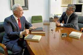 Foto | EFE | LA PATRIA    Álvaro Uribe Vélez, expresidente de Colombia y líder del Centro Democrático, junto con Gustavo Petro, 