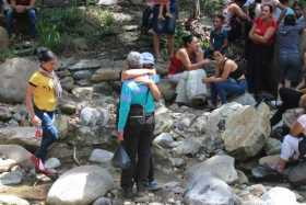 Un grupo de personas espera noticias de los 14 mineros atrapados luego de una explosión en la mina La Mestiza en El Zulia (Colom