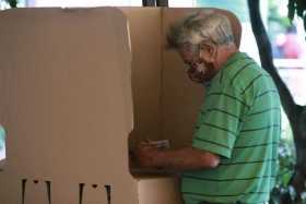 Un ciudadano colombiano residente en Venezuela acude a votar durante el inicio de los comicios de la segunda vuelta de las elecc