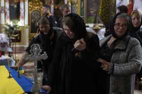 Familiares y amigos participan en las ceremonias fúnebres del soldado ucraniano Volodimir Dmytras (28), en Novyi Vytkiv (Ucrania