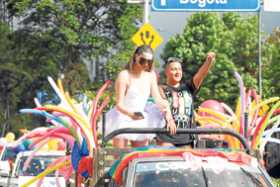 Centenares de integrantes de la comunidad LGTBI participaron en el desfile del sábado en Manizales. 