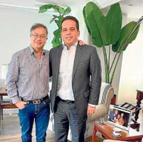 Gustavo Petro, reunido en su casa con el senador conservador Carlos Iván Trujillo.