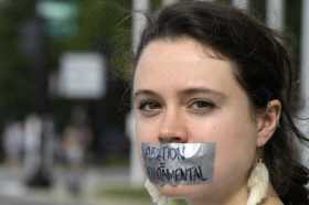 Una mujer se tapa la boca con una cinta que dice "Aborto es fundamental" ayer, durante una manifestación contra el fallo que pro