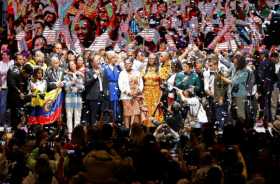 El presidente electo Gustavo Petro (c) celebra junto a su fórmula a la vicepresidencia, Francia Márquez, y su equipo, en el Movi