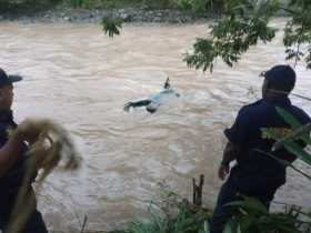 Rescatan a motociclista que cayó al río Supía