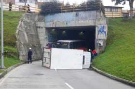 Tractocamión se volcó en la salida del túnel de Campohermoso, tome vías alternas