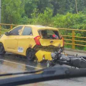 Un lesionado en choque entre moto y taxi en el puente de La Libertad