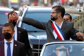 Gabriel Boric saluda desde un Ford Galaxie descapotable a sus compatriotas. 