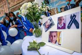 Compañeros del colegio donde estudiaba Daniel Stiven Duque le rindieron ayer un homenaje póstumo.