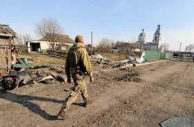 Foto | EFE | LA PATRIA    Un soldado ucraniano camina por una calle después de los combates, en un área ahora liberada de las tr