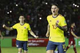 James Rodríguez celebra luego de anotar un gol de penalti hoy, durante un partido de las Eliminatorias sudamericanas para el Mun