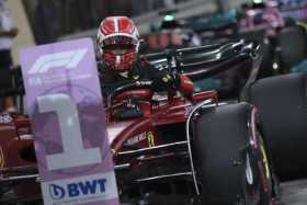 El piloto de Fórmula Uno de Mónaco, Charles Leclerc, de la Scuderia Ferrari Mission Winnow, sale de su automóvil después de obte