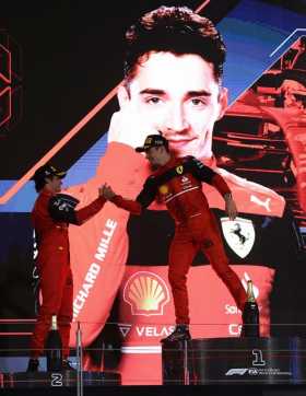 Charles Leclerc (d) de la Scuderia Ferrari, piloto ganador del Gran Premio de Fórmula 1 de Bahrein, celebra con su compañero de 