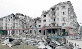 Vista general del edificio histórico del Hotel Ucrania tras el reciente bombardeo en Chernihiv. 