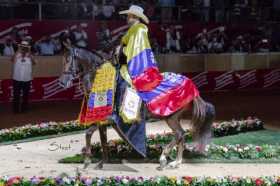 Encantadora tiene siete años y ya posee dos títulos mundiales en paso fino colombiano. Aquí en la Feria de las Flores de Medellí