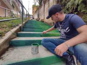 El artista Guillermo Trujillo renueva el color de la calle de Los Faroles en Aguadsa