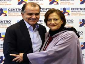 El candidato presidencial por el Centro Democrático, Óscar Iván Zuluaga, posa hoy junto a Alicia Eugenia Silva tras anunciarla c