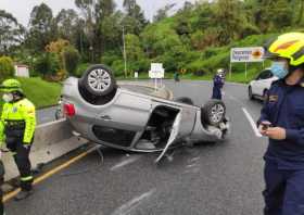 Carro se volcó en la doble calzada Manizales-Chinchiná, al parecer, por un derrame de aceite