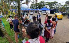 Fotografía cedida por la Defensoría del Pueblo de habitantes reunidos con integrantes de la Defensoría del Pueblo hoy en Puerto 