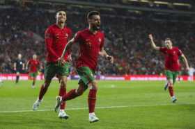 El jugador portugués Bruno Fernandes (c) celebra con Cristiano Ronaldo después de marcar un gol durante el partido de fútbol cla