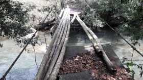 Puente dañado sobre el Río Dulce