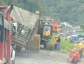 Camión cargado de chatarra estuvo a punto de volcarse en la vía Panamericana 