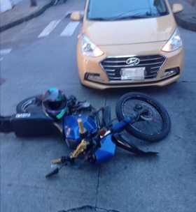 Mañana de accidentes en Manizales; fractura de tibia y peroné para un motociclista 