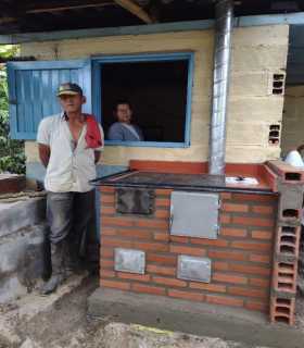 Algunos habitantes del campo que se beneficiaron con los fogones ecológicos.