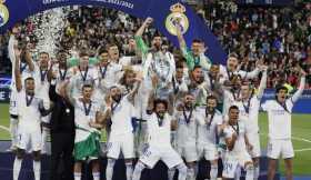Los jugadores del Real Madrid celebran con el trofeo la victoria ante el Liverpool por 0-1 al término del partido de la final de