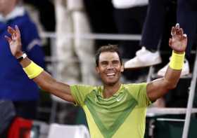 Rafael Nadal celebra después de ganar contra Novak Djokovic de Serbia en su partido de cuartos de final durante el torneo de ten