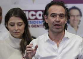 El candidato Federico "Fico" Gutiérrez (d) habla junto a su esposa Margarita Gómez (i) hoy, al final de la jornada de elecciones