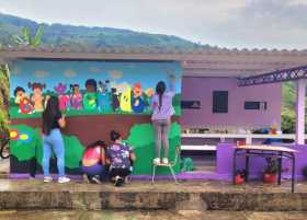 Pintan la escuela de la vereda Topacio (Pácora)