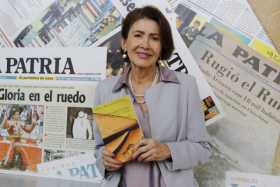 Esperanza Jaramillo con el libro físico que se entregará el próximo 2 de junio en Armenia, específicamente a la Biblioteca de Au
