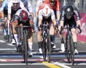 El ciclista italiano Alberto Dainese (d) gana la undécima etapa del Giro de Italia. El colombiano Fernando Gaviria (i) pasa segu