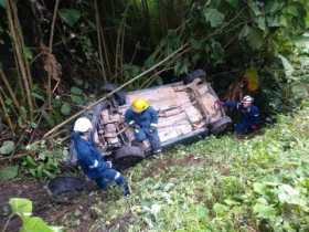 Vehículo rodó por un abismo 