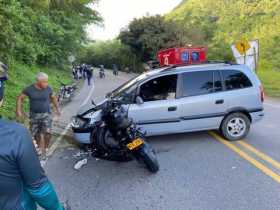 Choque entre carro y moto deja un lesionado