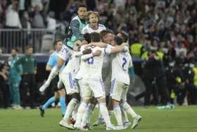 Los jugadores del Real Madrid celebran la victoria al finalizar el partido de semifinales de la Liga de Campeones que Real Madri